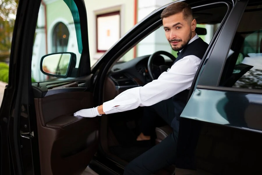 Reasons to Rent a Car with Driver in Dubai for a Stress-Free Trip